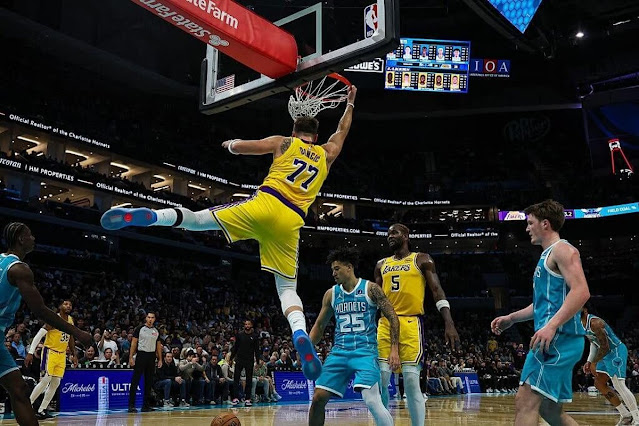 Luka Doncic Gets Teased by Lakers Teammates After Rare Dunk Against Hornets