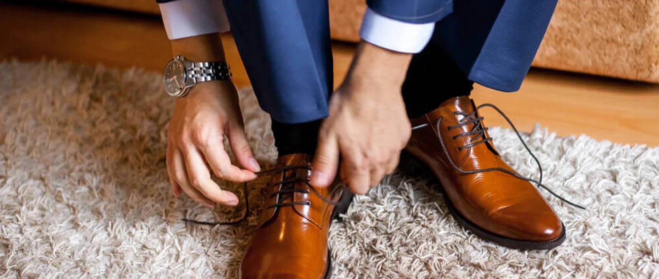 What Color Shoes Should You Wear With a Navy Blue Suit?