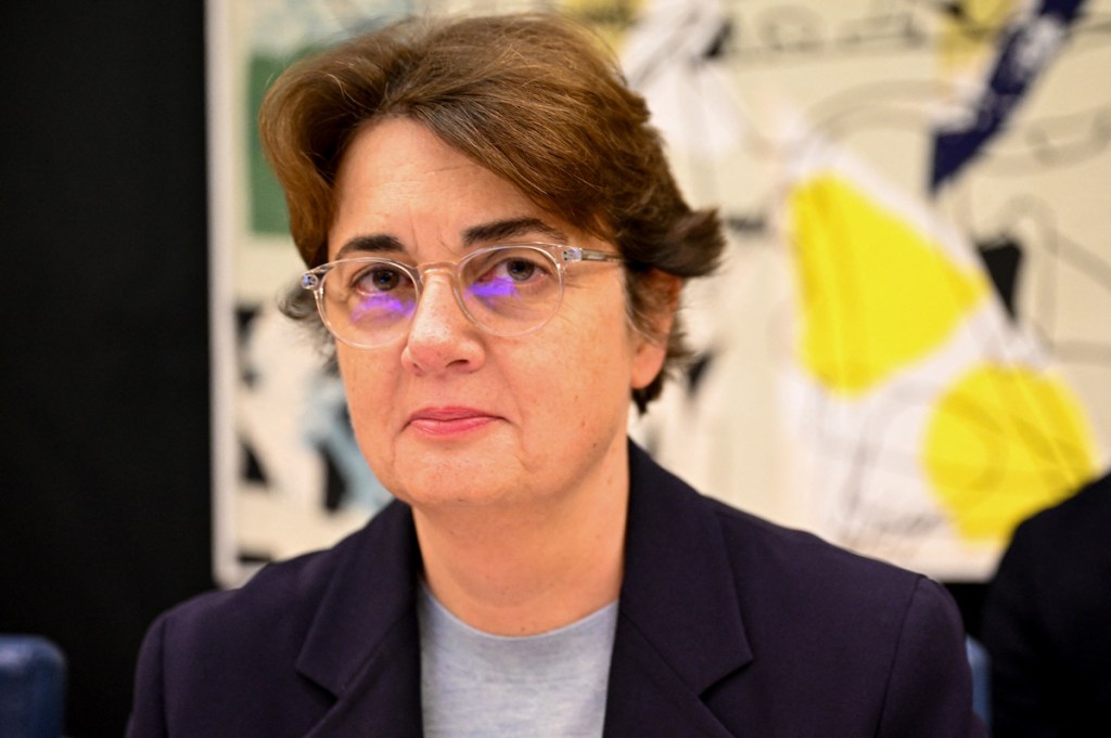 Louvre Director Laurence des Cars Resigns Amid Heist and Internal Turmoil