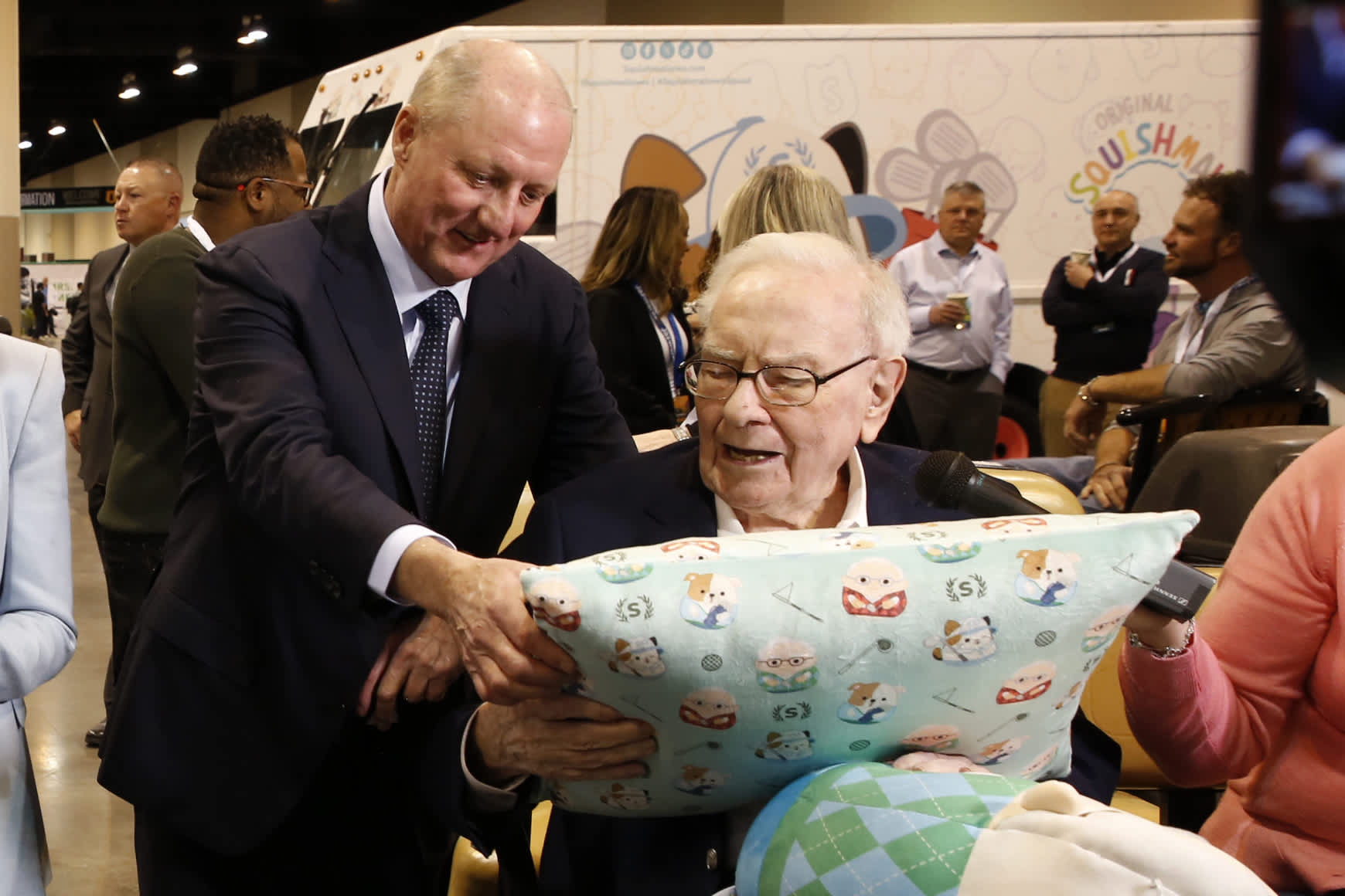 Berkshire Hathaway Operating Earnings Fall Nearly 30% in Warren Buffett's Final Quarter as CEO