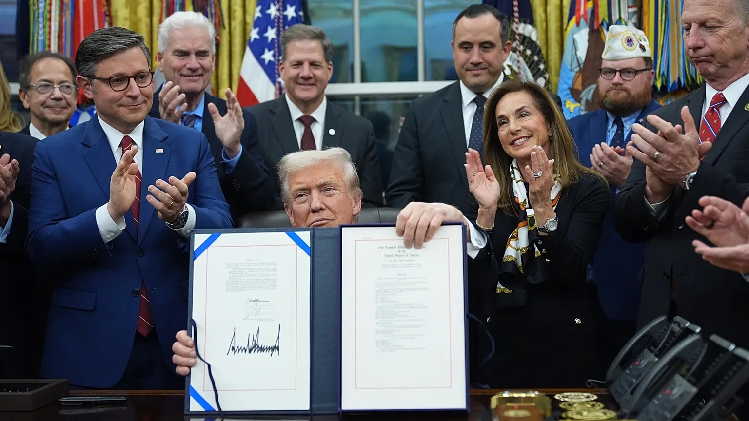 US Government Shutdown Ends as Trump Signs Bill Extending Funding to January