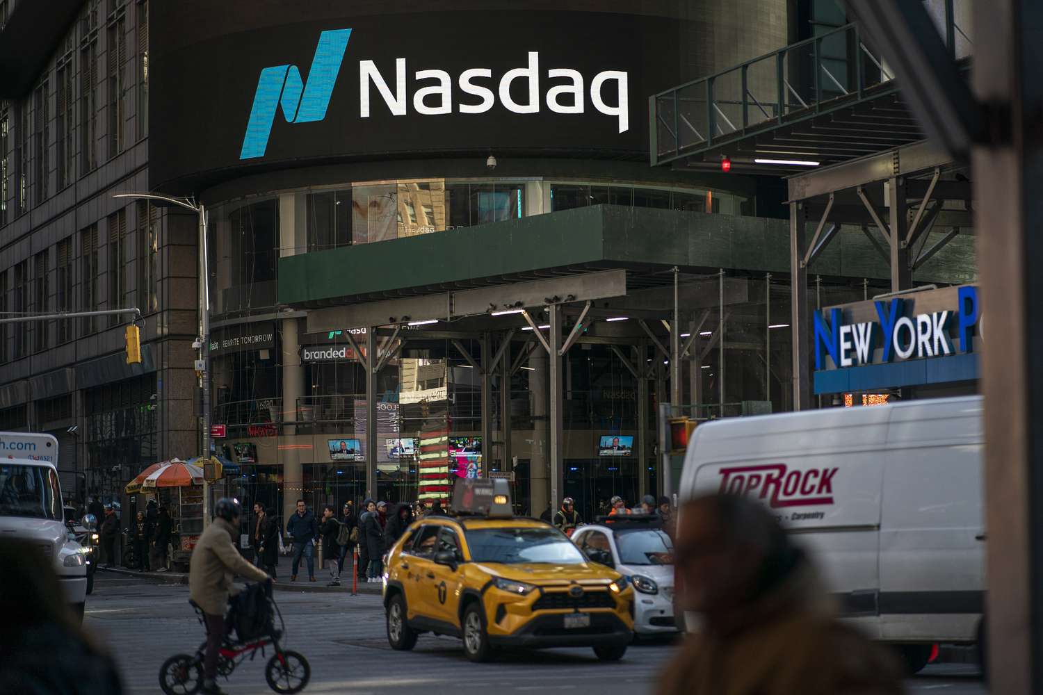 Tech Earnings Extend Nasdaq Hot Streak, but 'Job fears Linger