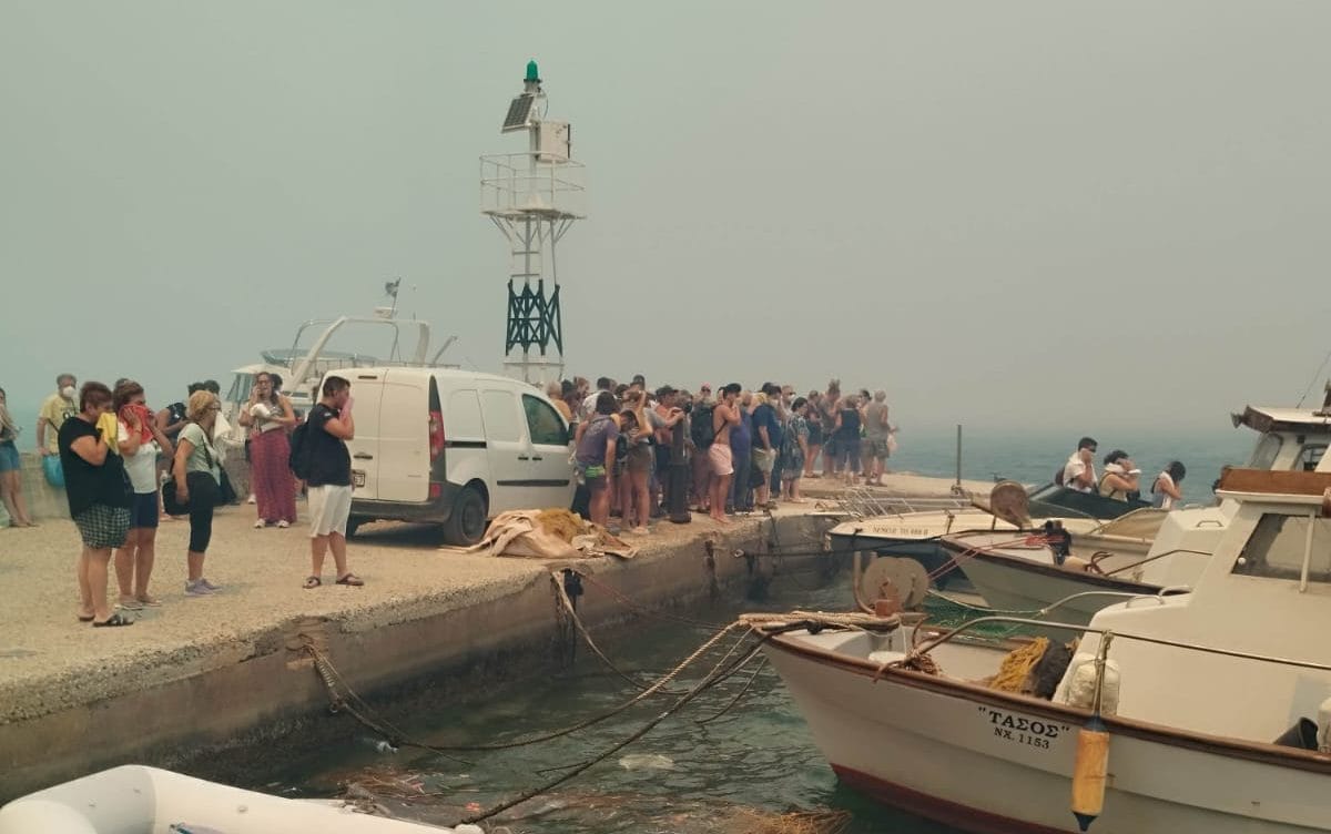 Boat Evacuations After Wildfire Traps 500 In Agios Vasileios, Greece