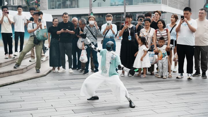 Unitree Soars in Shanghai IPO, Closes at 845 Yuan After Raising 6.1 Billion Yuan