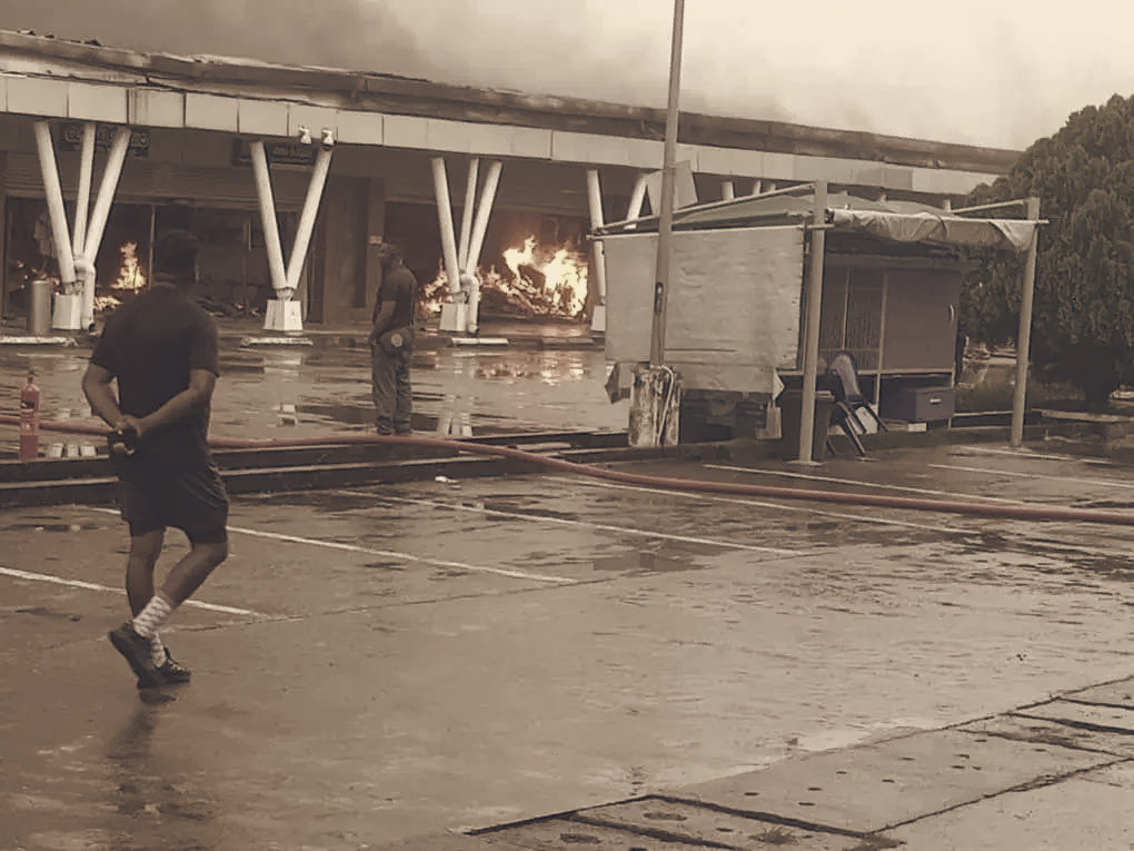 Calabar SPAR Fire Outbreak Sends Smoke Across City, Firefighters Battle Flames