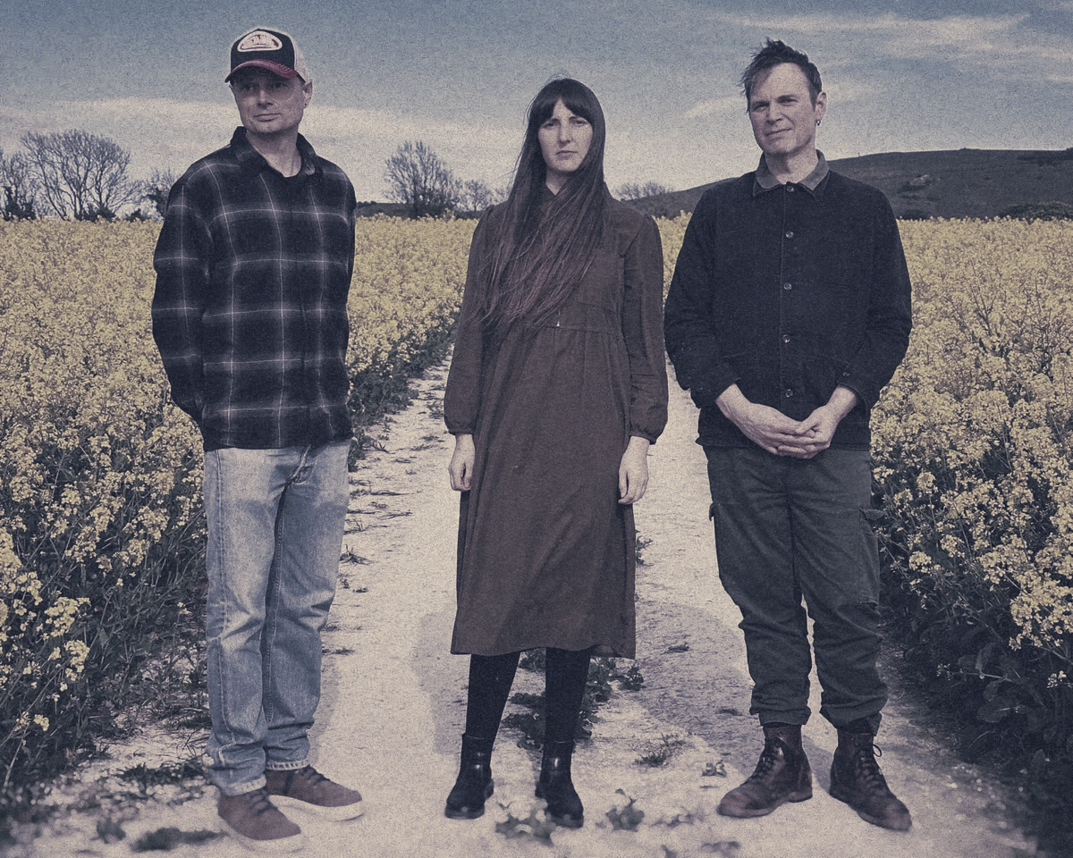 Sairie Moves Folk Toward Autumn on Debut Beneath the Spreading Tree