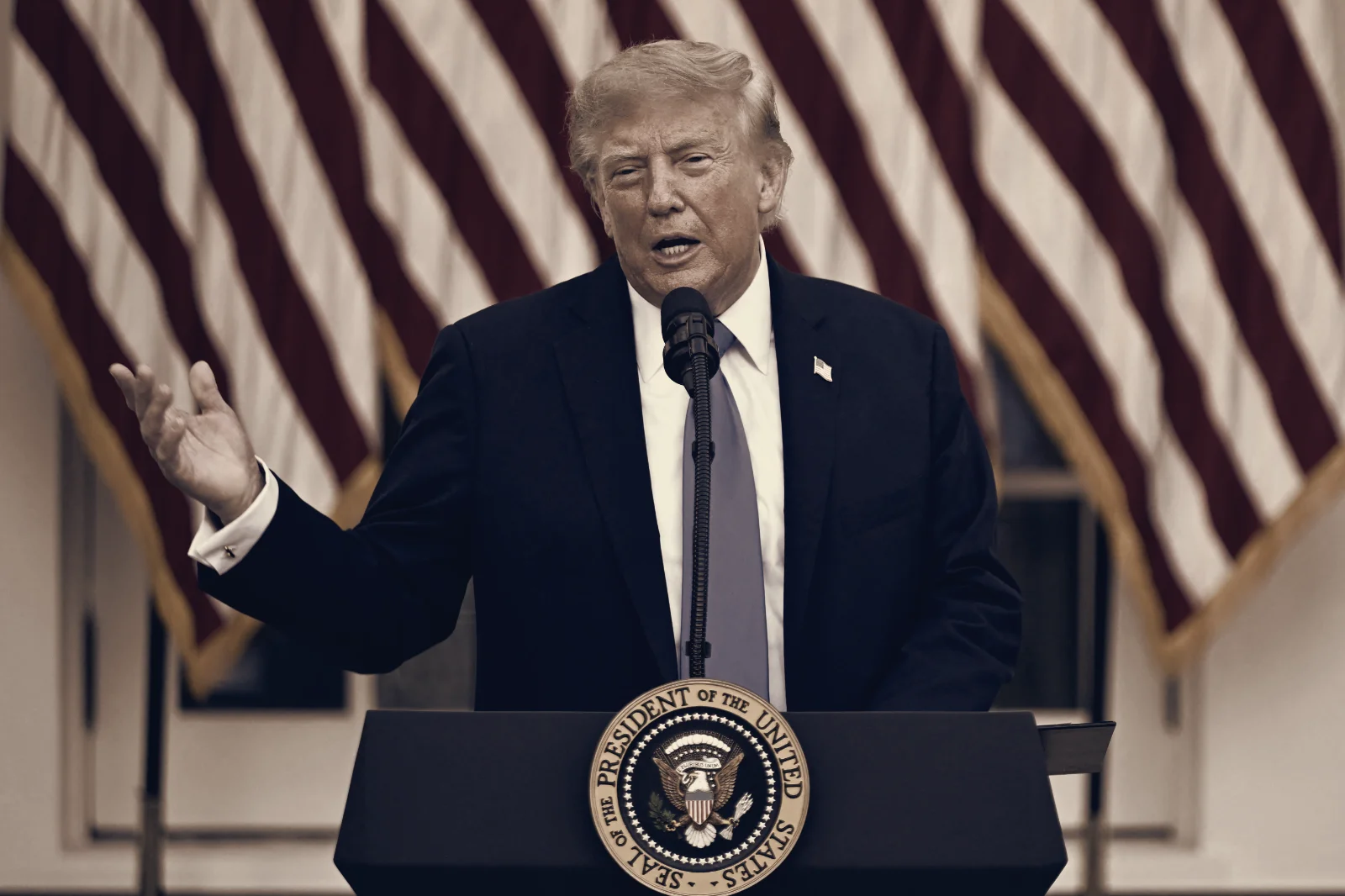 Trump Threatens Trade Halt to Force Fed Rate Cuts
