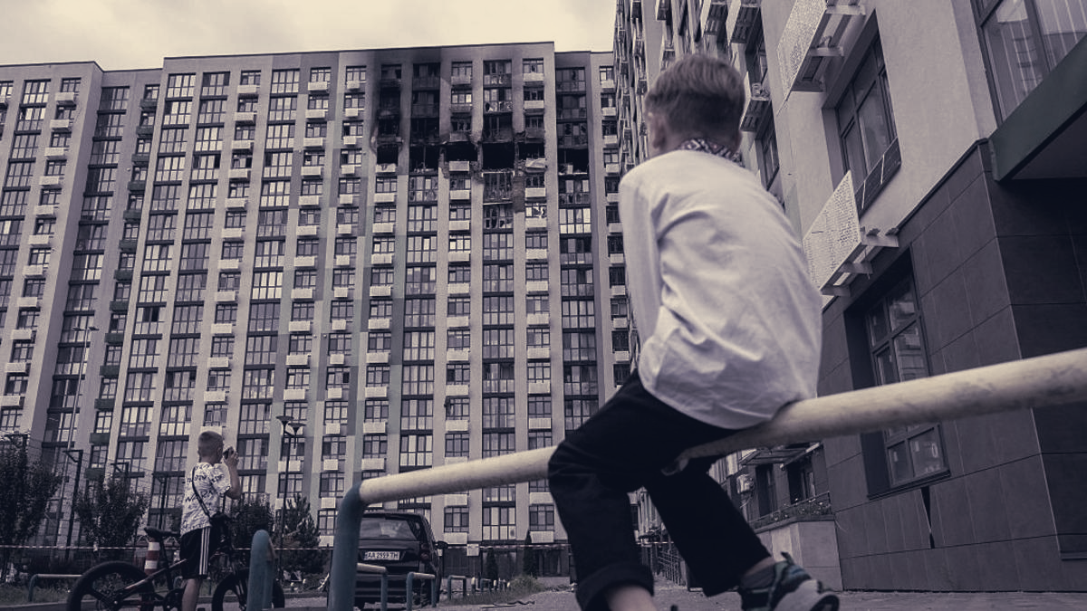 Russian Daytime Drone Strikes Force Repeated Shutdowns Across Kyiv