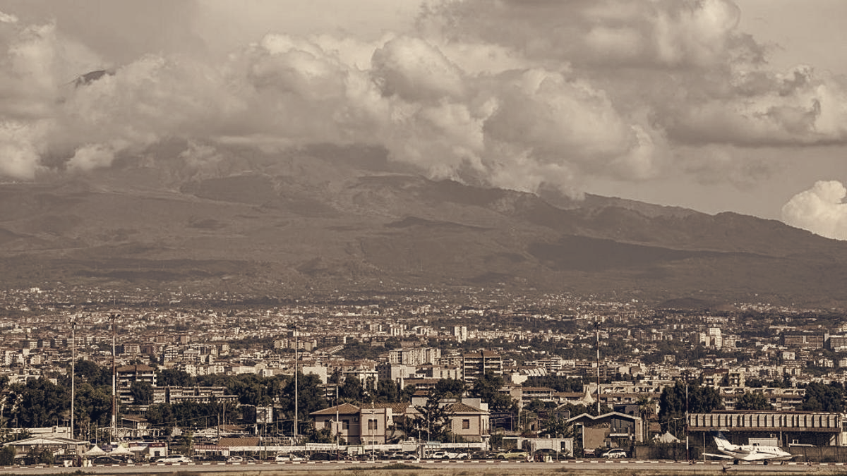 Catania Airport Suspends Flights After Mount Etna Ash, Services Grounded Until 22:00 Tuesday