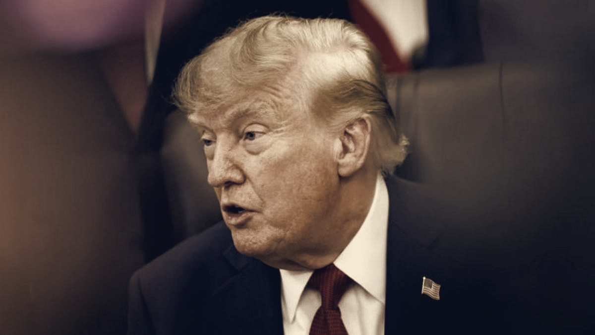 Trump Signs Bill Letting US Levy 100% Tariffs on Top Russian Oil Buyers