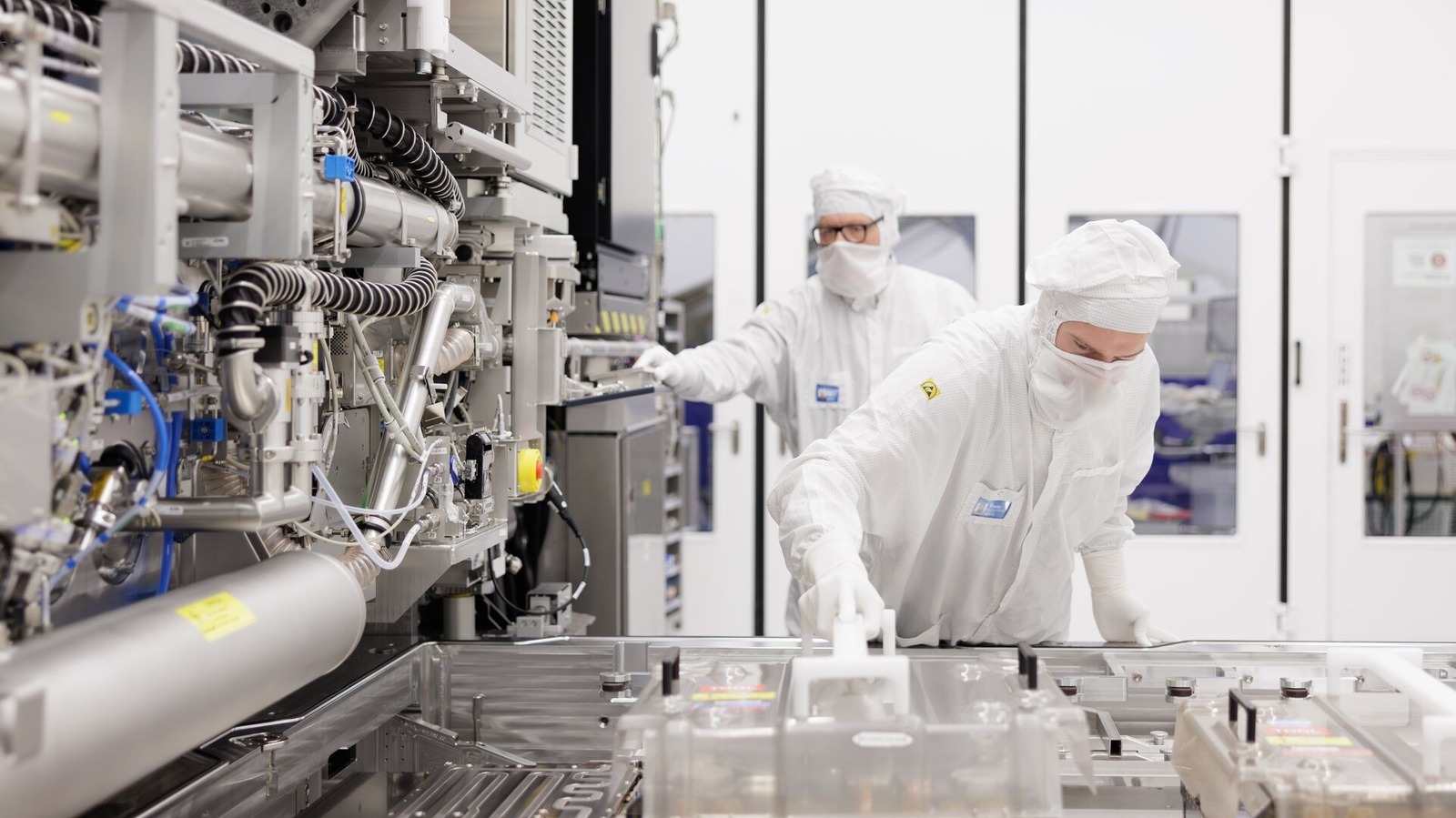 Samsung and TSMC Adopt ASML High NA Tools to Raise Yields and Cut Chip Costs